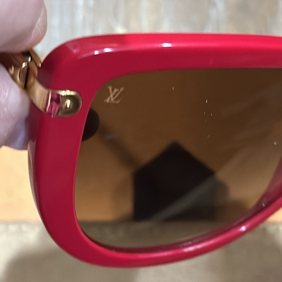 Louis Vuitton,three-way red sunglasses with Louis Vuitton, monogram on the sides - Picture 9 of 13